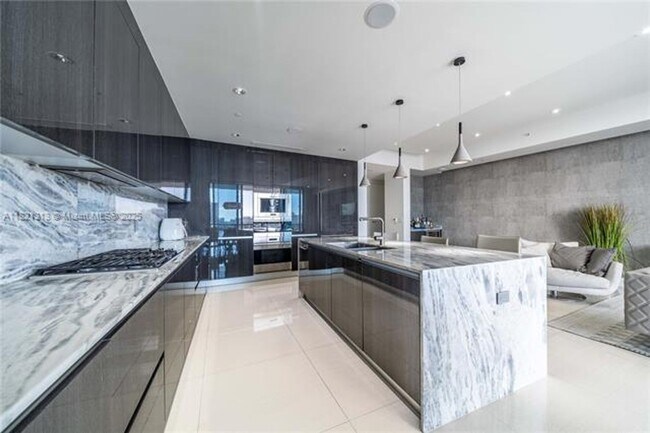 Foto del edificio - 3300 NE 188th St