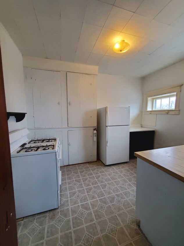 Building Photo - 403 W Main St