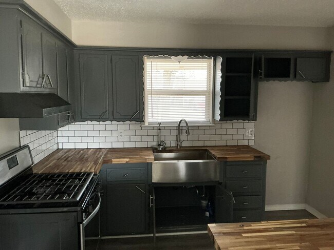 Foto del edificio - 3 bed 1 bath 1 car, fenced yard, one car garage! Moore Schools