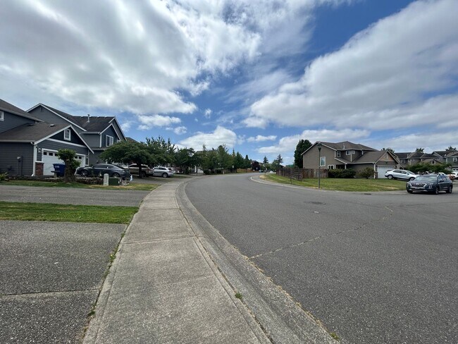 Building Photo - Beautiful 3 bedroom, 2.5 bath House in Puy...
