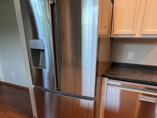 Foto del edificio - 3 Bedroom Townhome in Cottage Grove