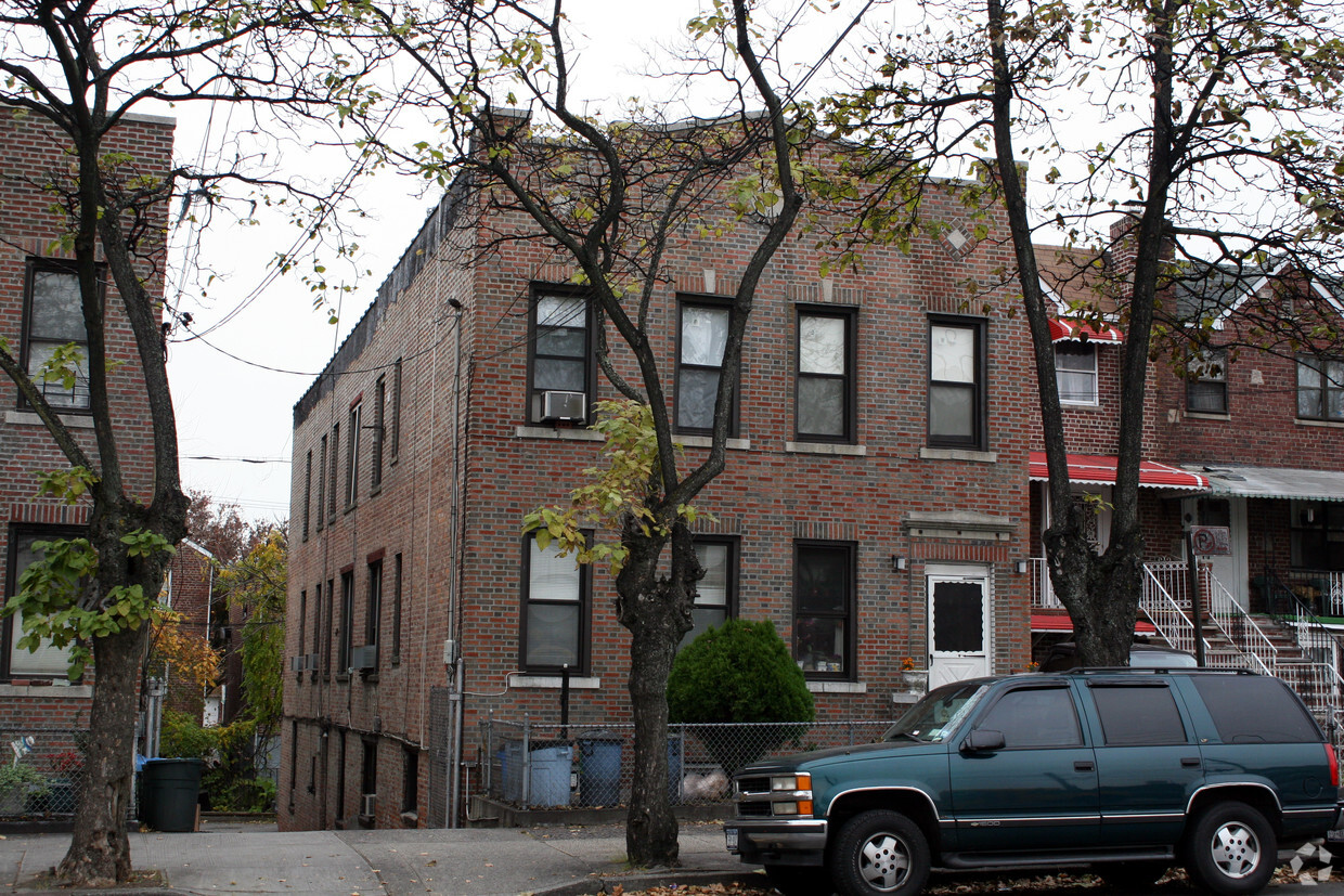 Primary Photo - 2747 Bronxwood Ave