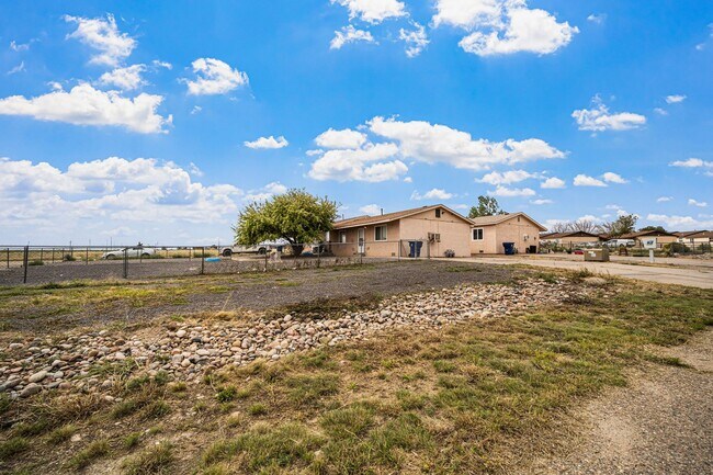 Foto del edificio - UPDATED 2bed 1bath duplex with fenced yard, WASHER + DRYER