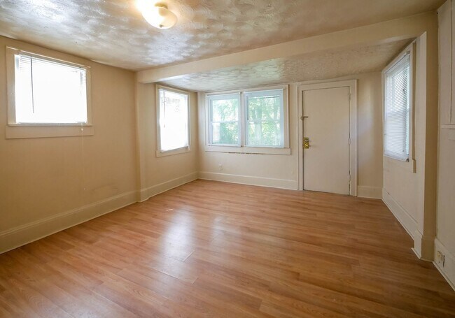 Building Photo - 690/692 Carpenter