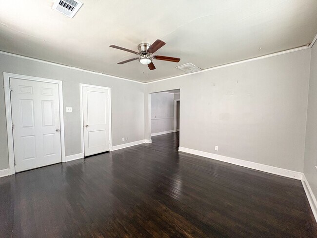 Foto del edificio - 2390 Forest Ave