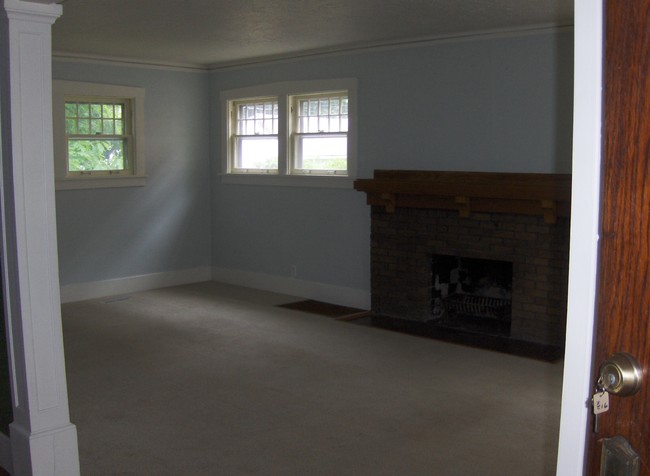 Living Room - 912 N Rebecca Pl