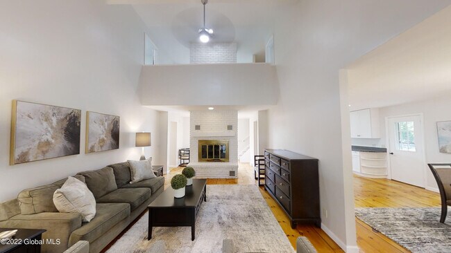 Foto del edificio - 12 Mystic Ln