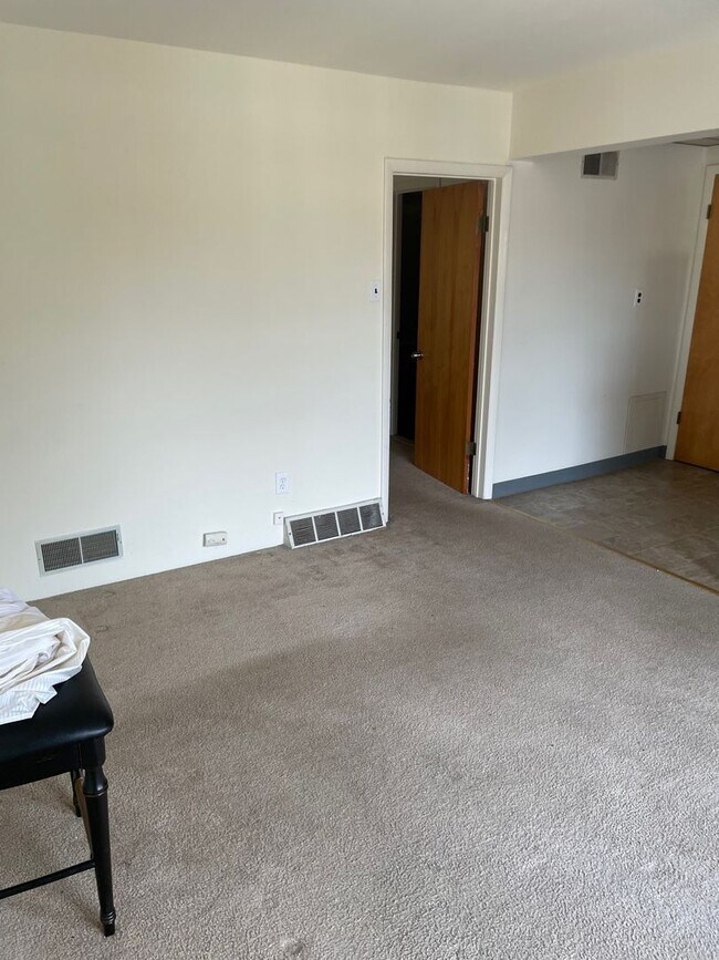 2740 E County Line Rd Unit 2R, Ardmore, PA 19003 Room for Rent in