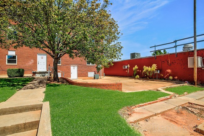 Foto del edificio - 1722 N Lindsay Ave
