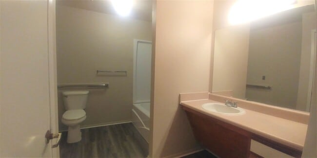Building Photo - 2 bed, 1 bath Downstairs Apartment Availab...