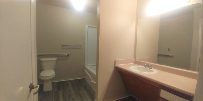Foto del edificio - 2 bed, 1 bath Downstairs Apartment Availab...