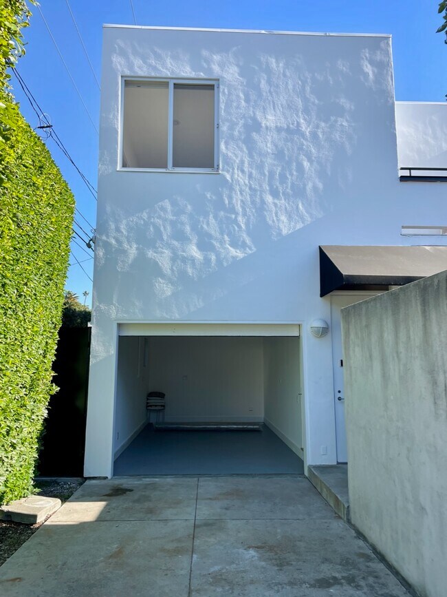 Frente de la casa del huésped - 522 N Roxbury Dr