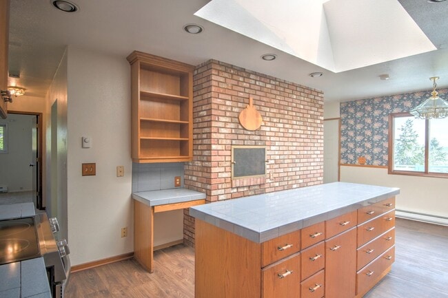 Building Photo - 3 Bedroom Home with views in Beautiful Dug...