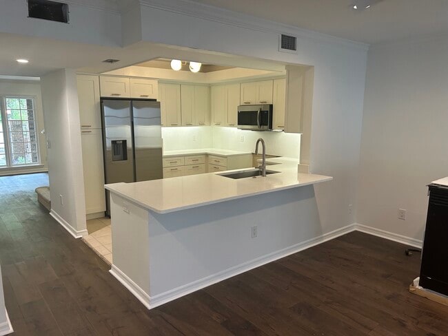 Fully remodeled kitchen - 1144 Washington Ave