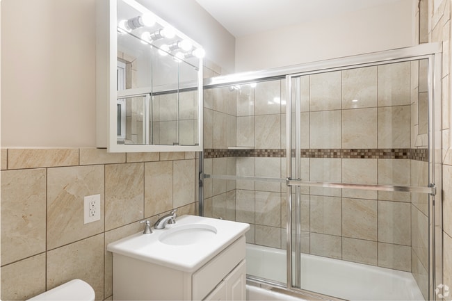 Building Photo - Beautifully One Bedroom Two Blocks From Train!! On-Site Parking available!