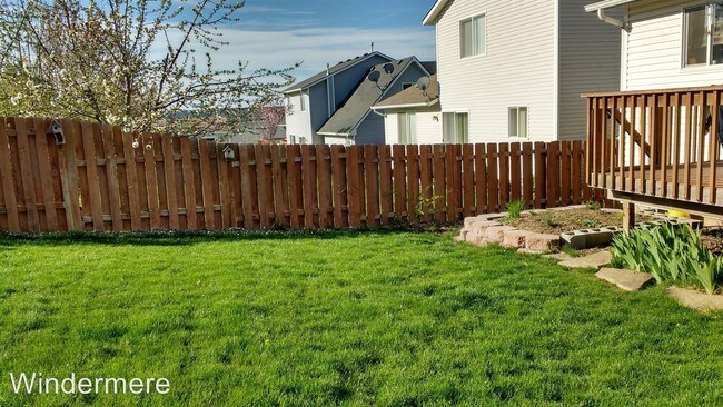 Building Photo - 1810 NW Bella Vista Dr