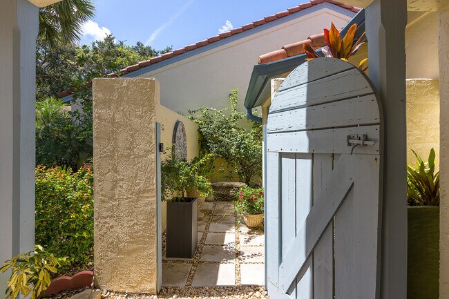 Building Photo - 2307 Las Casitas Dr