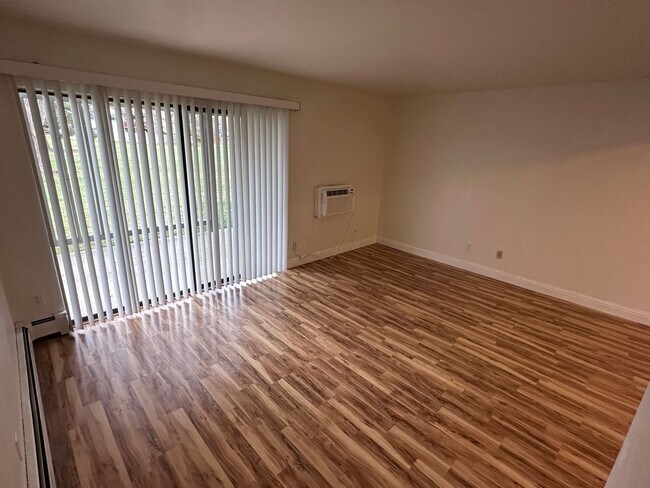 Building Photo - Fully Updated Townhouse in Mid-Town Ft Col...
