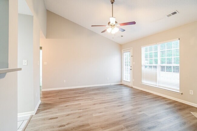 Foto del edificio - 8248 Fox Swamp Rd