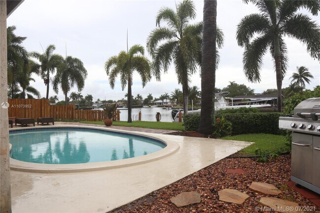 Building Photo - 1221 SE 9th Ave