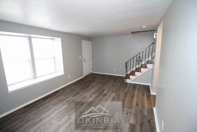 Building Photo - Beautifully renovated 3 bedroom 1.5 townhouse