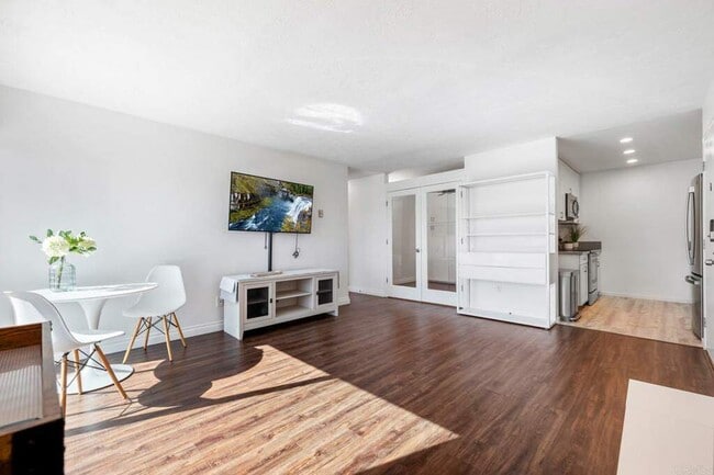 Building Photo - 403 Requeza St