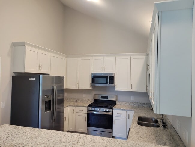 Building Photo - 2015 Briarwood Dr