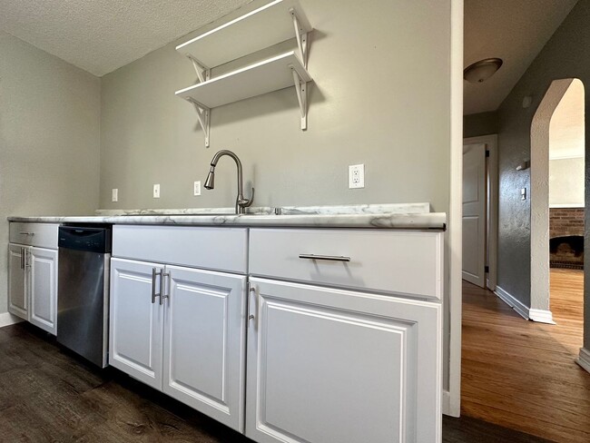 Building Photo - Beautiful 4 bedroom house in St. Paul!!
