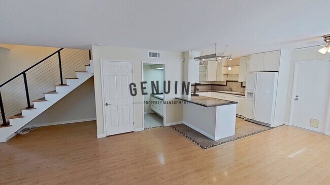 Foto del edificio - Lovely 2 Bd 1.5Ba Condo in Costa Mesa With Spacious Deck