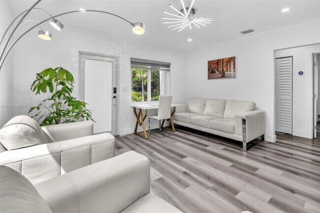 Foto del edificio - 886 NE 134th St