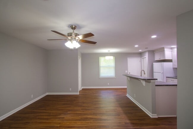 Building Photo - 3 Bedroom 1.5 Bath House w/Large Yard- Easy access to OHB and Nolensville Pk $2200