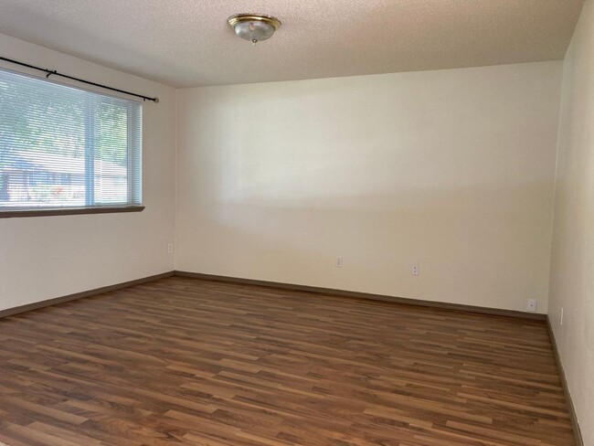 Building Photo - $1000.00  OFF  1ST  FULL  MONTH OF  RENT