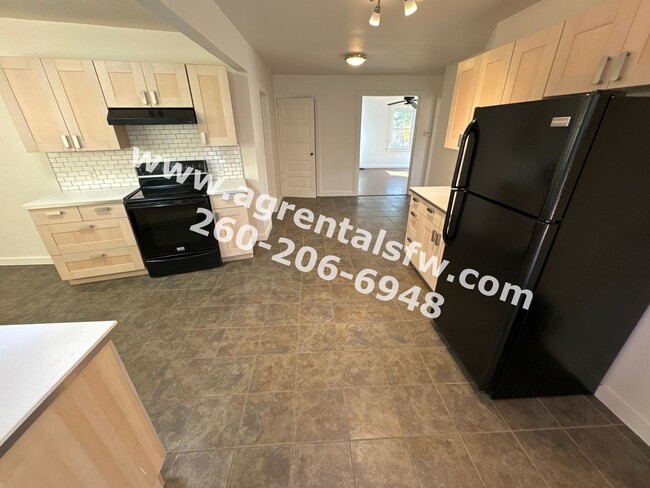 Building Photo - 3 Bedroom House - 1/2 off first month's rent