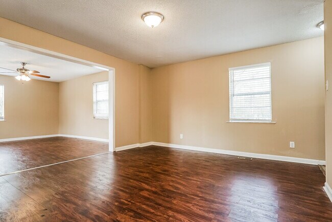 Foto del edificio - 3117 Parkwood Rd