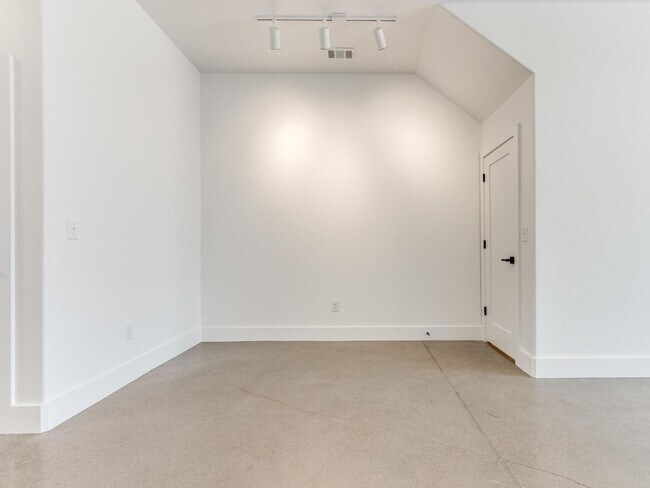 Foto del edificio - High Traffic Office Space in Beautiful Wheeler District of OKC