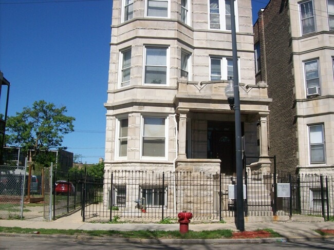 Building Photo - 1420 S Central Park Ave