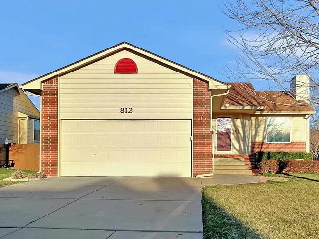Building Photo - 812 S Red Oaks Cir
