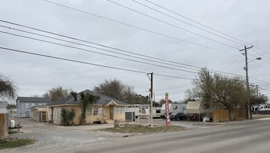 Building Photo - 1420 N Closner Blvd