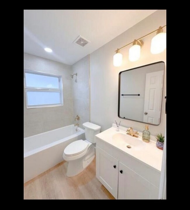 Foto del edificio - 702 NW 18th St
