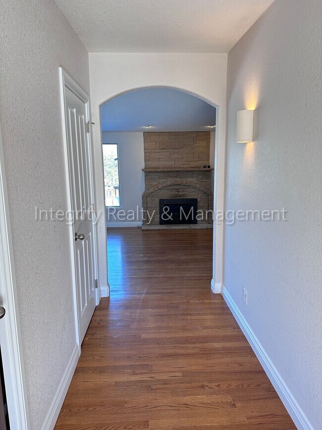 Building Photo - 3 Bed/2 Bath, 1,930 Sqft - 9805 W 35th Ave...