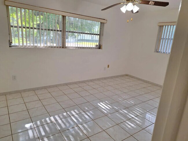 Foto del edificio - 6330 SW 65th Ave
