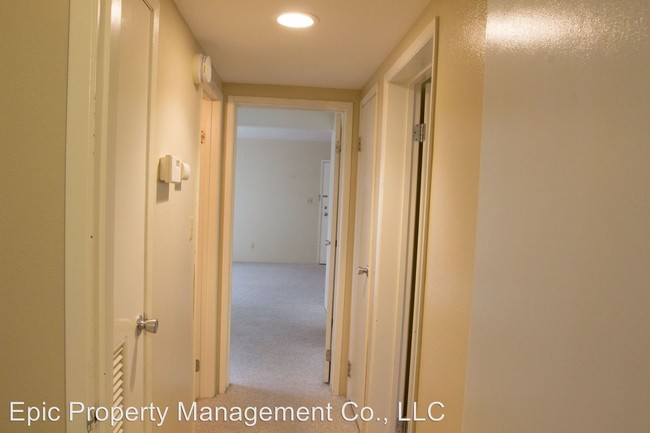 Building Photo - 1182 Foothill Dr