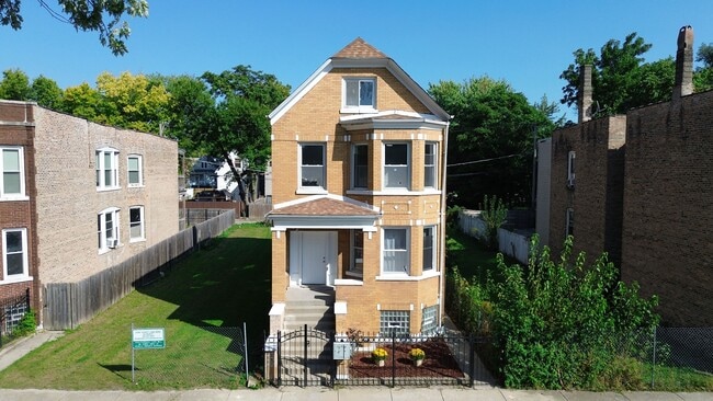 Building Photo - 5351 S Laflin St