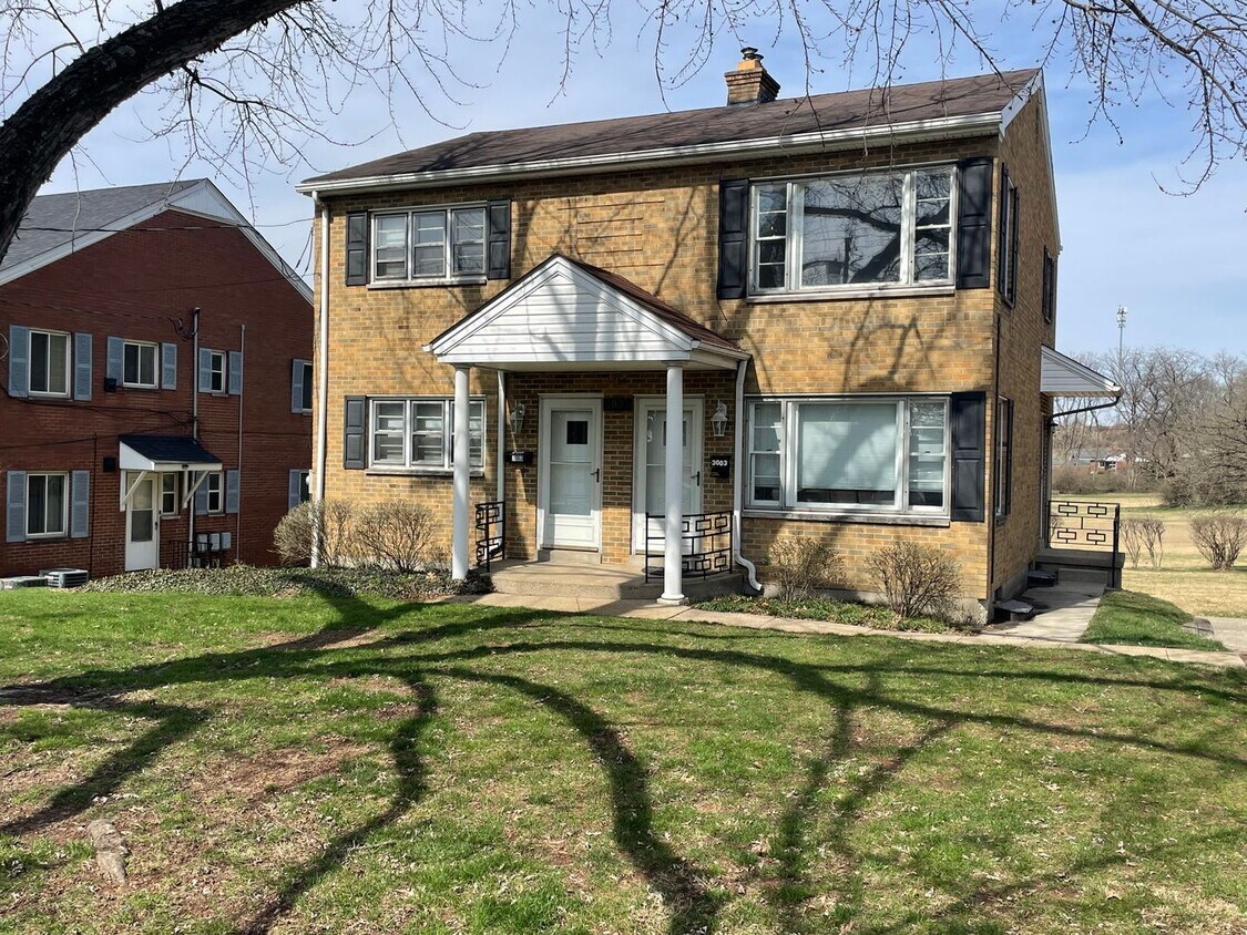 Primary Photo - 3003 Grand Ave