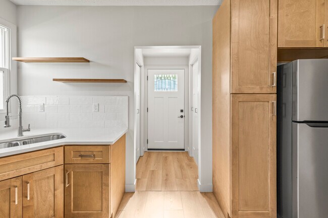 Entry - 425 W Lincoln St
