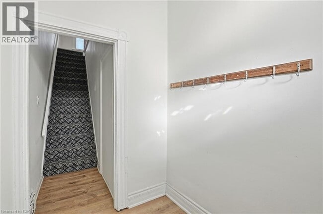 Building Photo - 26 Murray St W