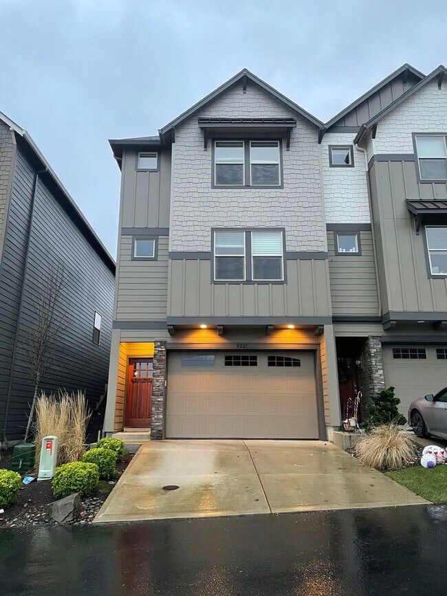Building Photo - NEWER LUXURY Style Townhouse with a gorgeo...