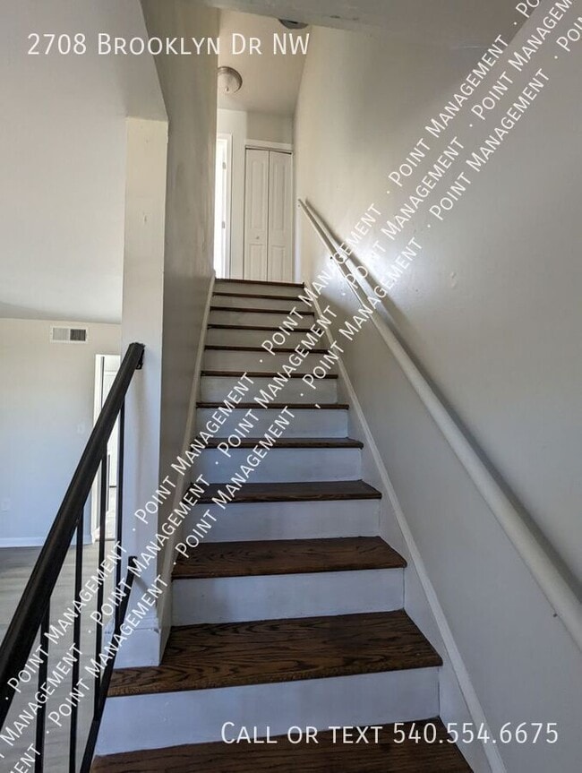 Building Photo - 2 Bedroom 1 Bath Townhome!