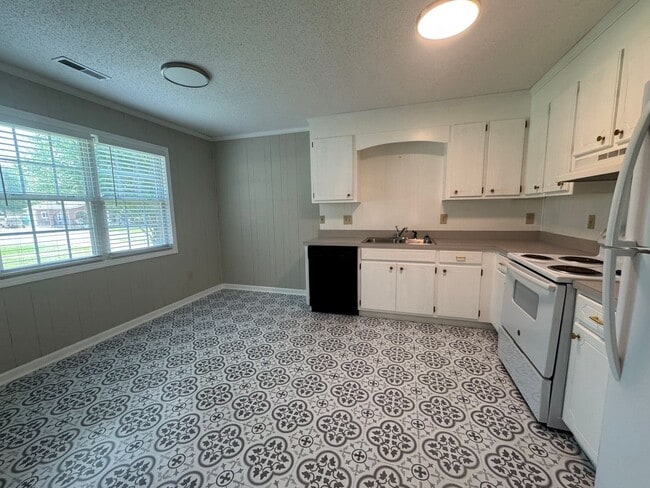 Building Photo - 313 E Washington Ave