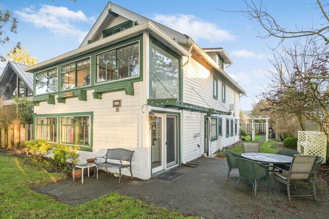 Building Photo - AVAILABLE NOW  MOVE IN TODAY  FULLY FURNISHED 3 BED UPPER SUITE *** STEPS TO THE SAND Rare opport...